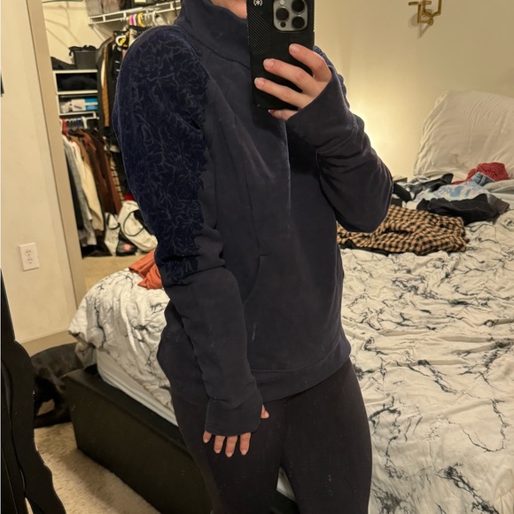Lululemon funnel neck sweatshirt. Dark blue, size 6. Front pocket & thumb holes - Picture 2 of 6